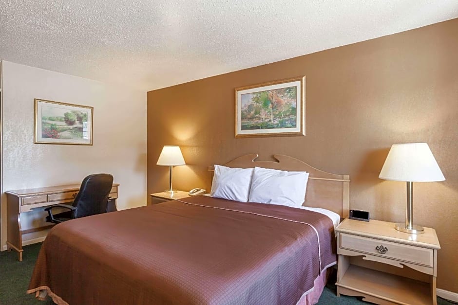 Howard Johnson by Wyndham Bakersfield