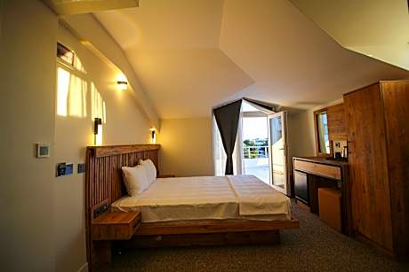 Royal Suite Room with Jacuzzi and Ganga View