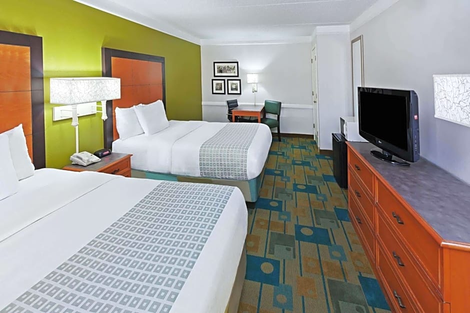 La Quinta Inn & Suites by Wyndham Mid-City