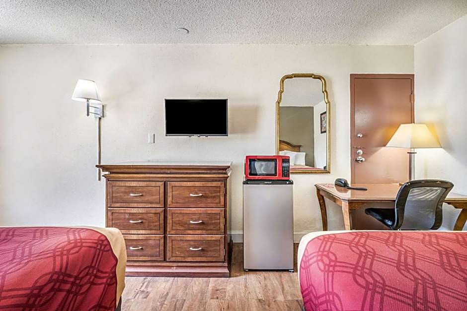 Econo Lodge  Inn & Suites Macon West