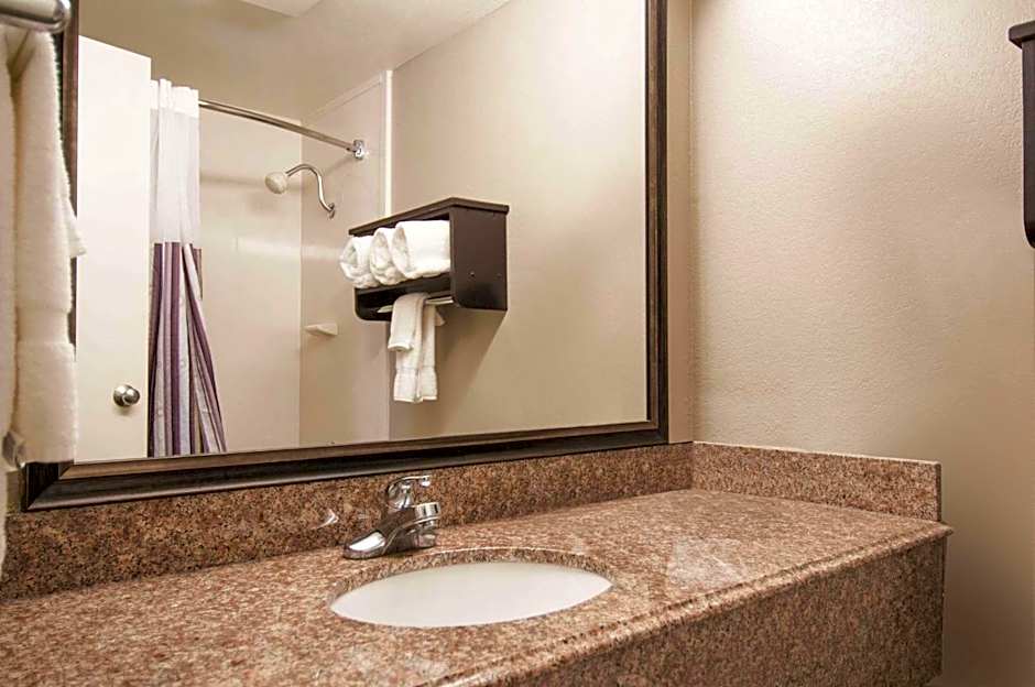 La Quinta Inn & Suites by Wyndham San Antonio Brooks City Base