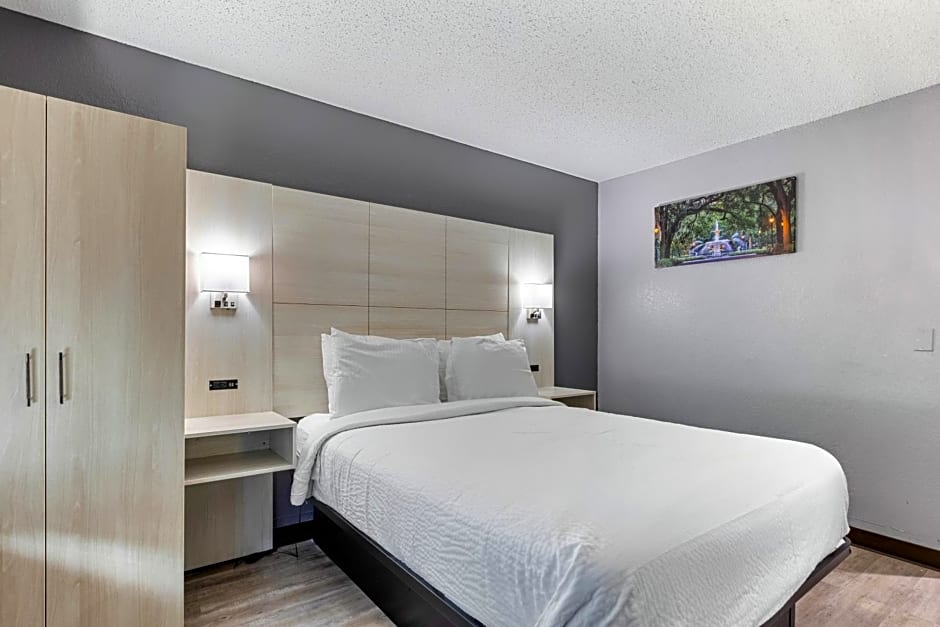 Days Inn by Wyndham Savannah Gateway I-95