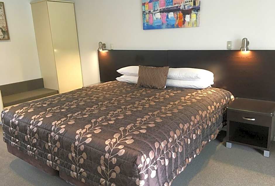 Colonial Manor Motel