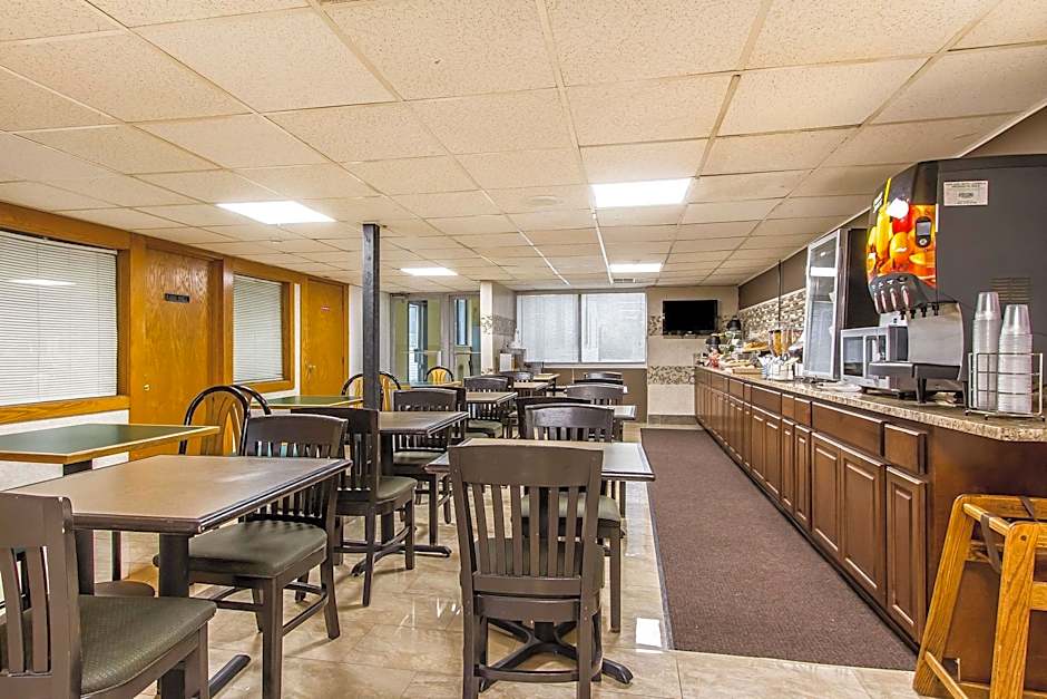 Econo Lodge Inn & Suites Bloomington