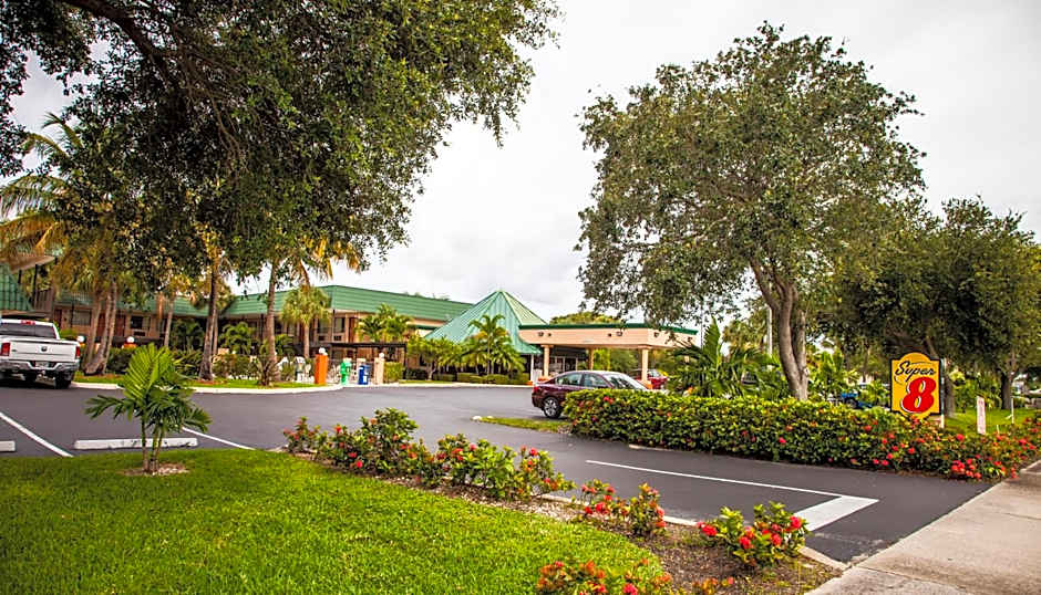 Super 8 by Wyndham North Palm Beach