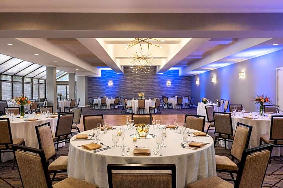 Crowne Plaza Edison By IHG