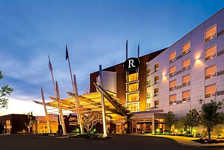 Renaissance by Marriott Boston Patriot Place Hotel