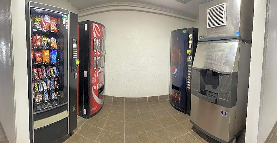 Regal 8 Inn & Suites
