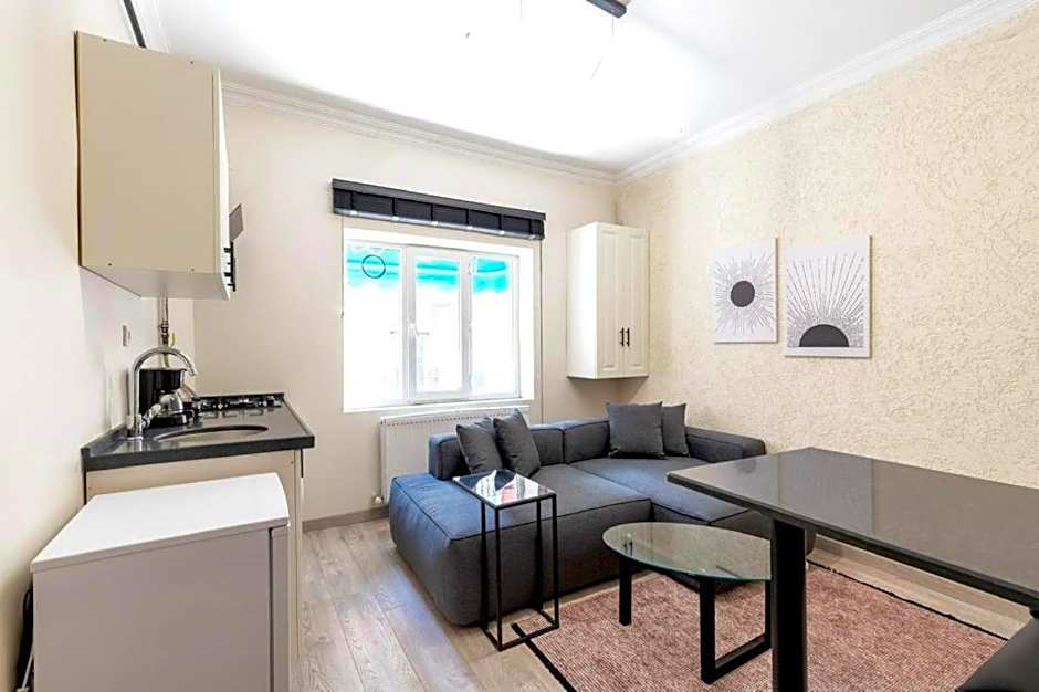 TAKSİM WHİTE SUİT – Istanbul, 