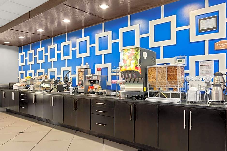 Portland Inn & Suites