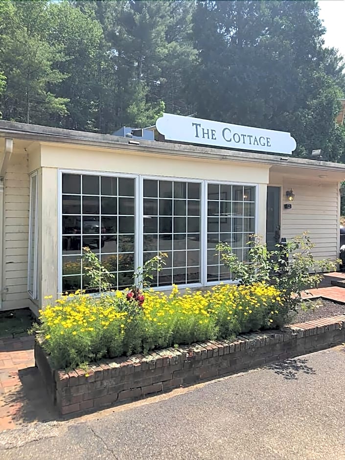 Publick House Historic Inn and Country Motor Lodge