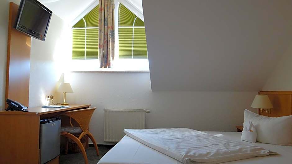 Photo 1 of 4 of Single Room