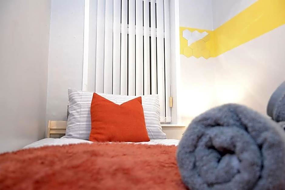 Salisbury - New 3br home, wifi, parking, sleeps 6, near Liverpool city centre