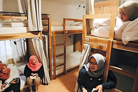 1 Person in 8-Bed Dormitory with Shared Bathroom - Mixed