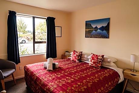 Queen Room - Non-Smoking