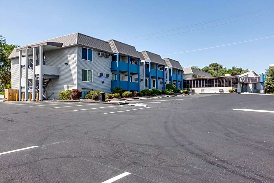 Days Inn & Suites by Wyndham Spokane