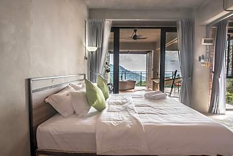 Luxury Room with Balcony - Super King Bed