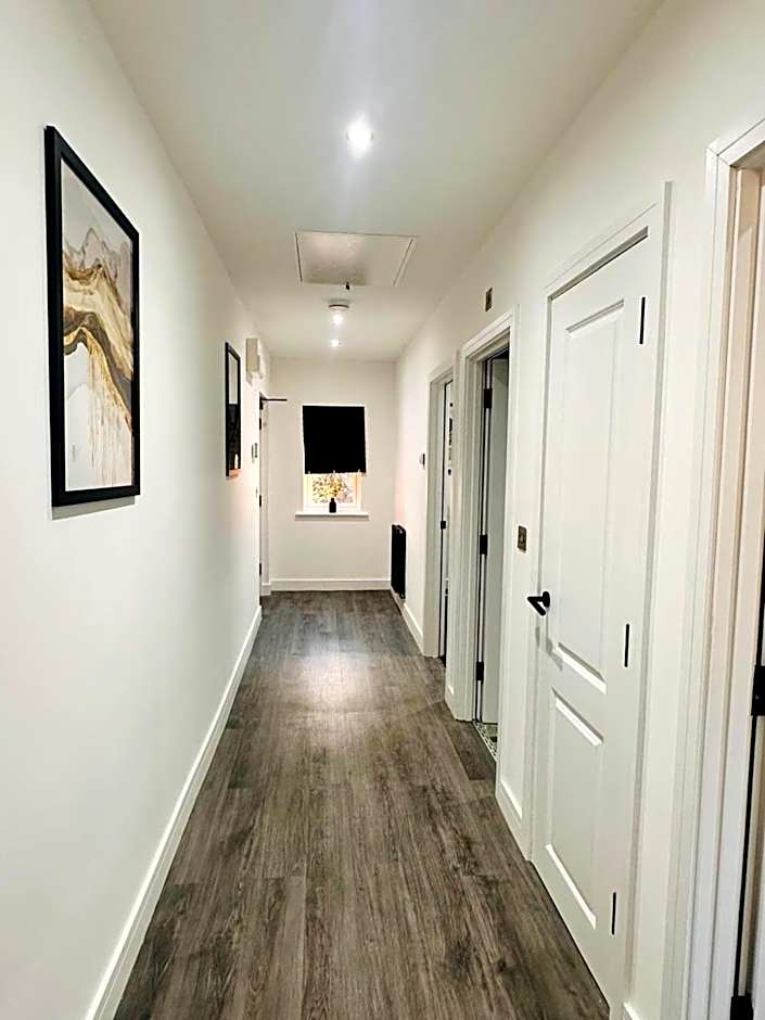 Spacious 2 Bedroom Modern Apartments - Central Location - Free Parking - Smart TV - Washer Dryer - Built for Contractors, Consultants and Work Teams