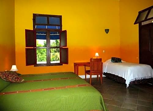 Hotel Medio Mundo