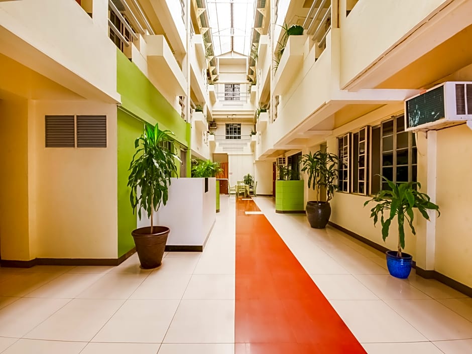 Vaccinated Staff - Capital O 465 Ford's Inn