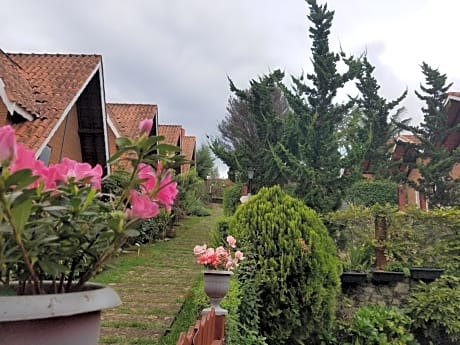 Recanto Chale dos Alpes - Chale com Lareira e Jardim