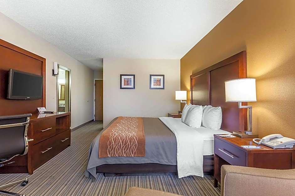 Photo 1 of 3 of 1 Queen Bed, Accessible