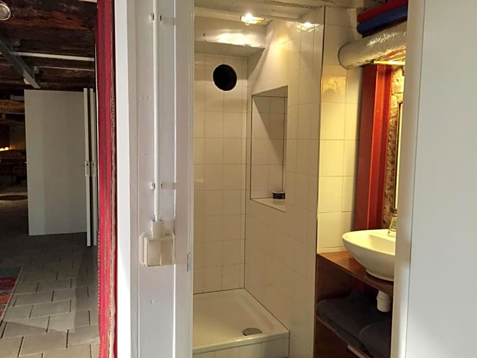 Top-notch apartment along canal in historic centre