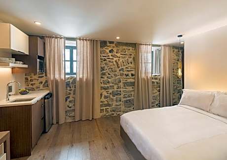 Queen-bed studio, semi-basement - MK054