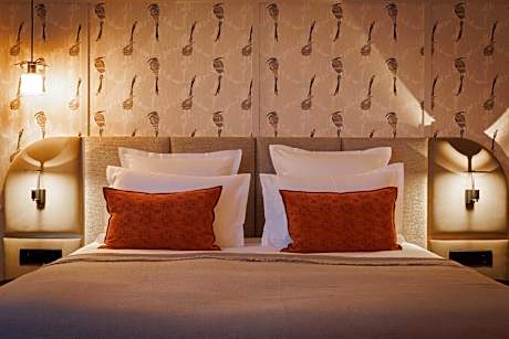 Queen Suite with Spa Bath