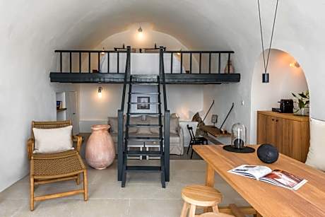 Traditional Apartment with Caldera View (up to 4 Adults)