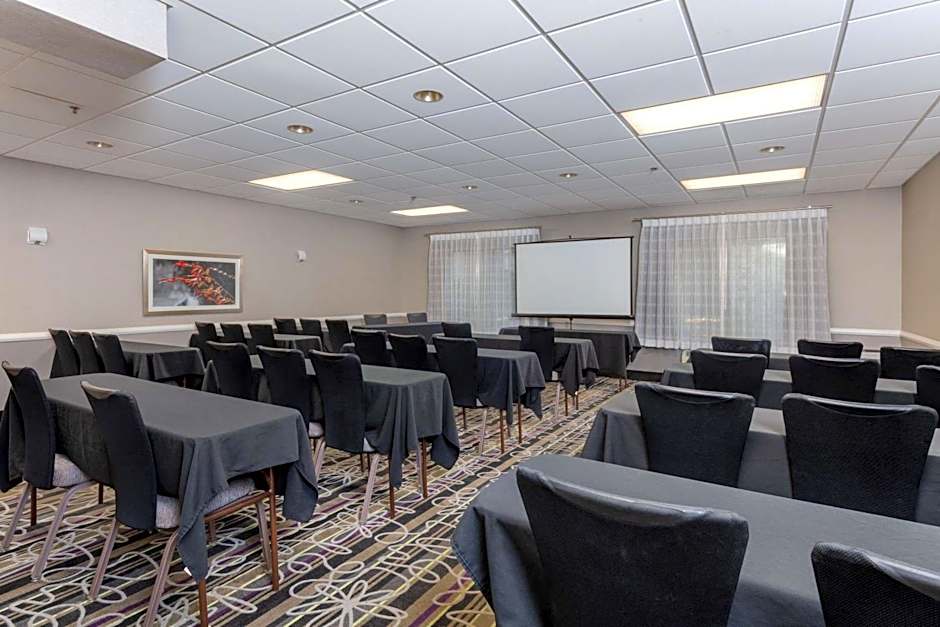 La Quinta Inn & Suites by Wyndham Clifton