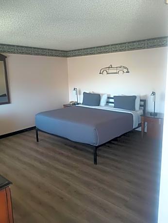 King Room with Roll-In Shower - Disability Access