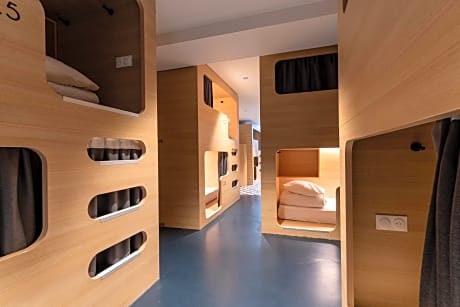 Bed in 18-Bed Mixed Dormitory Room