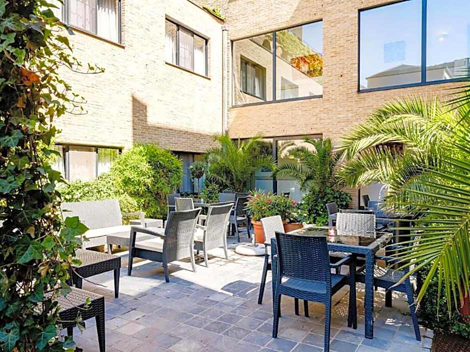 Budget Rooms by Ghent River