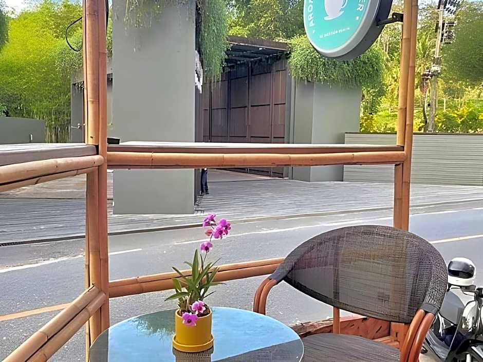 Aromdee @Naithon Beach