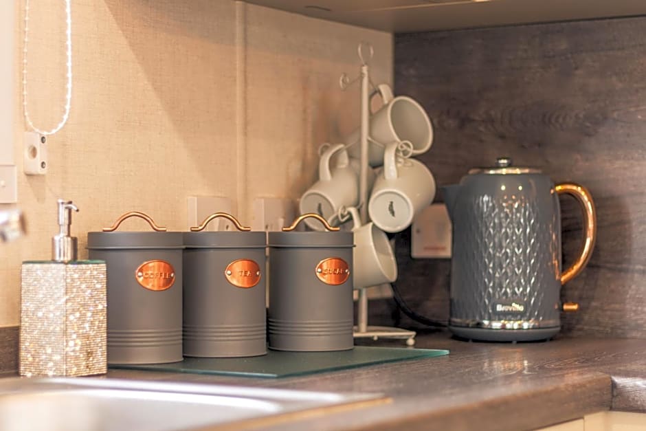 Waterfall Luxmy Lodge with Hot Tub