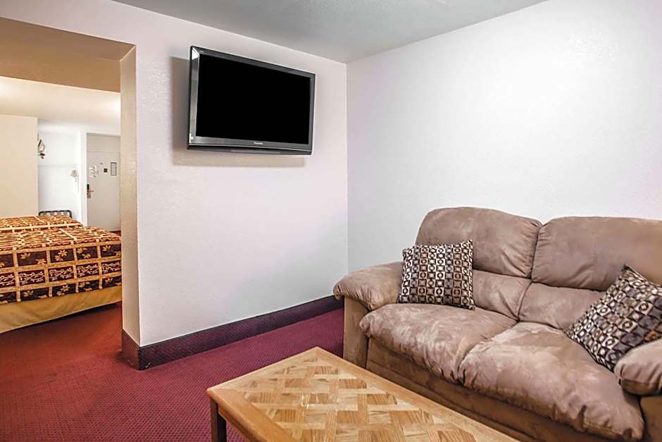 Econo Lodge Truman Inn