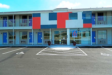 1 King Bed | Mobility Acc Tub Smk Minifridg