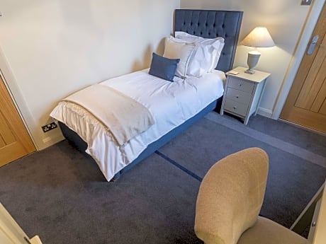 Single room-Luxury-Ensuite with Shower-Garden View