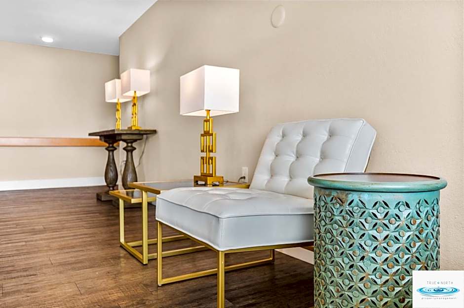 Gold Coast Inn ⁀➷ Breathtaking Sunsets ➠ Standard Lake View Room ➠ 106