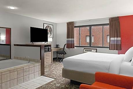 King Suite with Jetted Tub - Non-Smoking