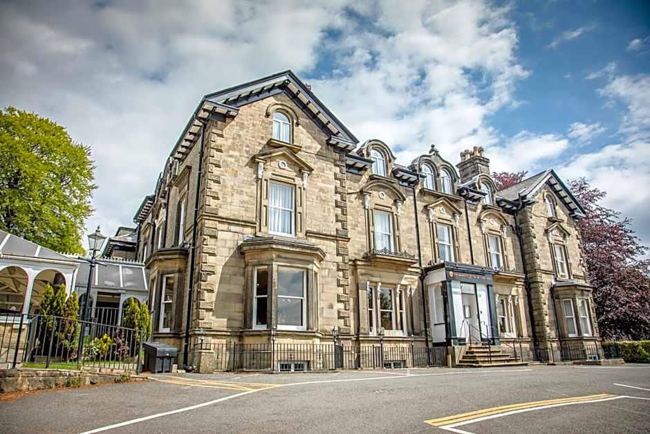 B/W Plus Buxton Lee Wood Hotel