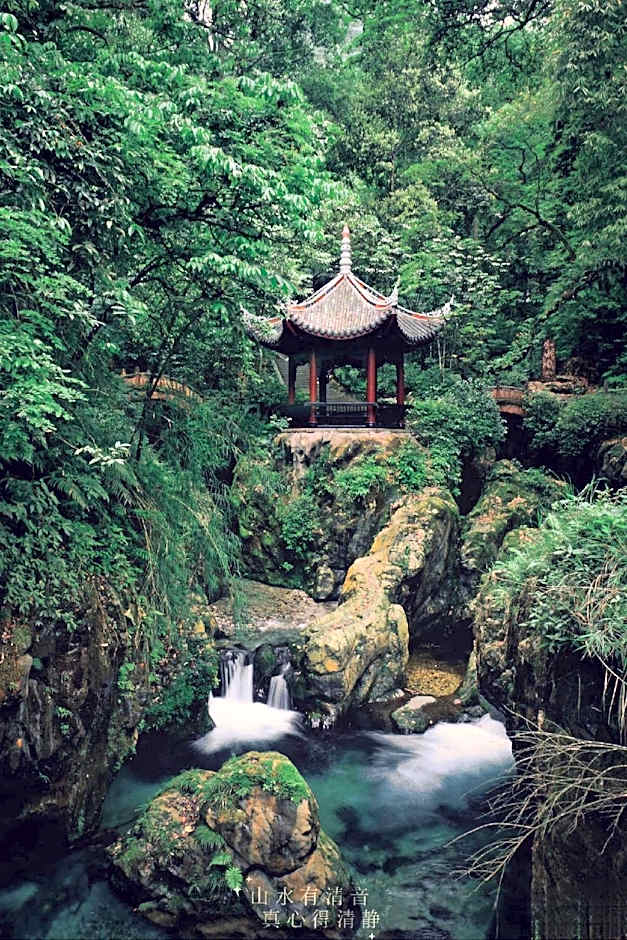 Mount Emei Moon Bay Hotel
