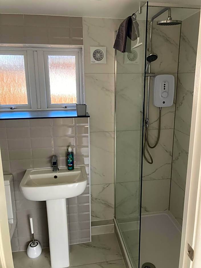 2 bed chalet Greatstone, New Romney sands holiday village 2mins from beach