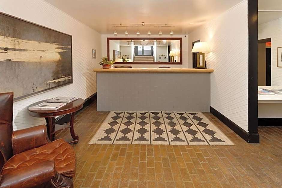 Independence Square 304, Stylish Hotel Room with Downtown Views & Great Location