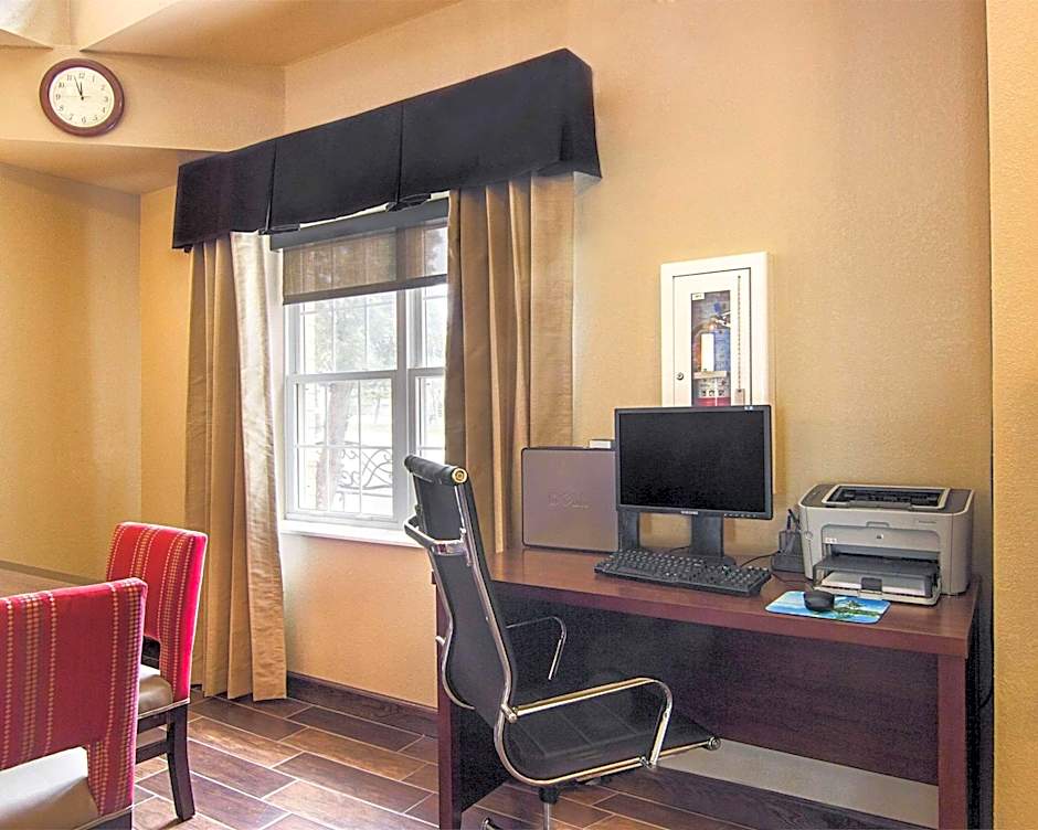 Comfort Inn & Suites Grafton-Cedarburg