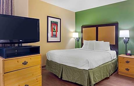 Deluxe Studio with 1 Queen Bed - Non-Smoking