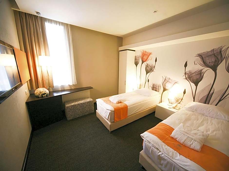 City Park Hotel by CHM