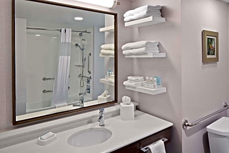 2 Queens Hearing Accessible Nonsmoking