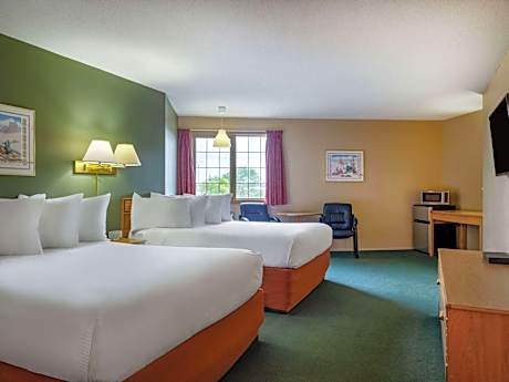 Queen Room with Roll-in Shower with Grab Bars - Mobility Access/Non-Smoking